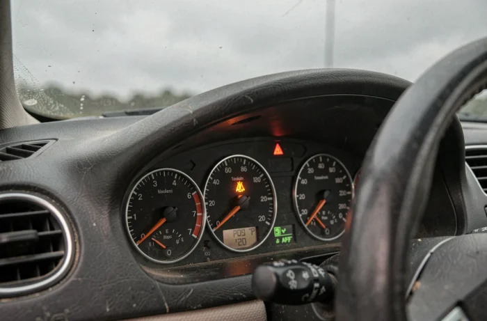 Tableau de bord d'une voiture avec voyant moteur allumé avant le passage au contrôle technique belge